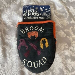 Disney Hocus Pocus Broom Squad Mitts - Orange and Black NWT